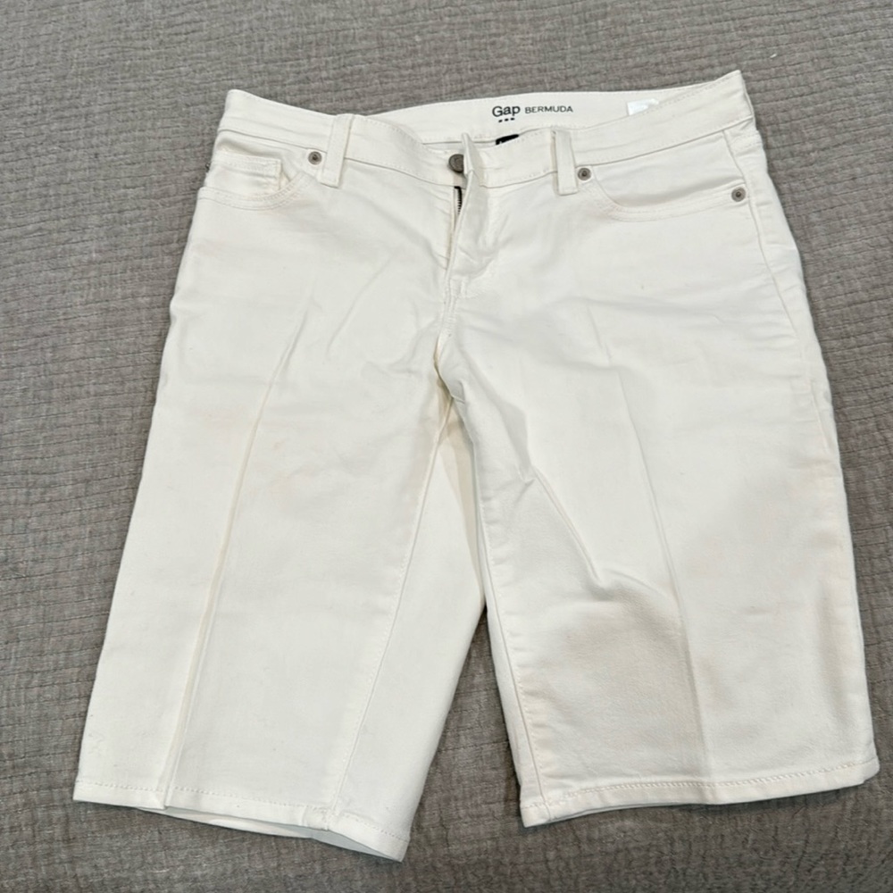 White gap Bermuda shorts